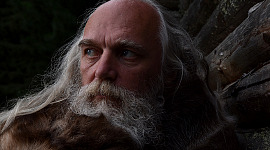 foto av äldre vit man med skägg och flytande långt hår