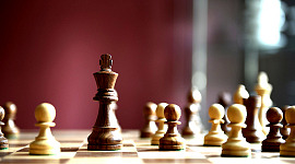 een schaakbord met zwarte en witte stukken