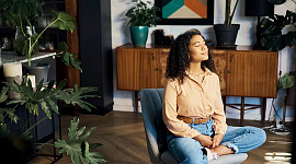 kobieta siedząca na krześle i medytująca