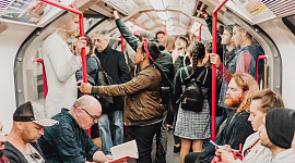 mensen gaan werken in de metro (of bus)