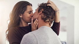 en man och en kvinna kysser