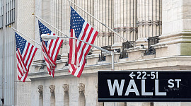 φωτογραφία του Wall Street με αμερικανικές σημαίες
