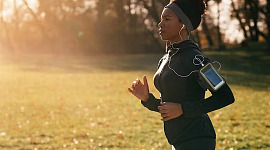 o femeie care face jogging