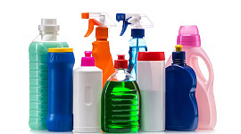 विभिन्न घरेलू उत्पादों की बोतलों की एक श्रृंखला