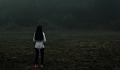 kobieta stojąca samotnie twarzą w twarz z mgłą