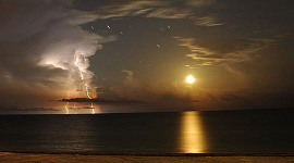 闪电和月亮。 马克-安德烈·贝塞尔摄。