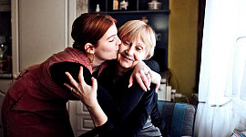 En yngre kvinna kramar sin mamma