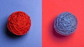 novelo de lã vermelha em fundo azul e vice-versa