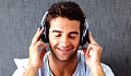 um jovem sorridente usando fones de ouvido