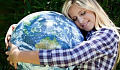 junge Frau, die einen Globus des Planeten Erde umarmt